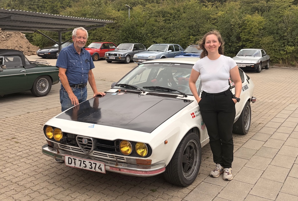 Emilie Flensbak er en ung kvinde på vej frem i motorsporten, godt hjulpet af sin far, rallykøreren Jens Gandrup. På lørdag går det løs i DRC Classic Regularity.
(Foto: Privat)